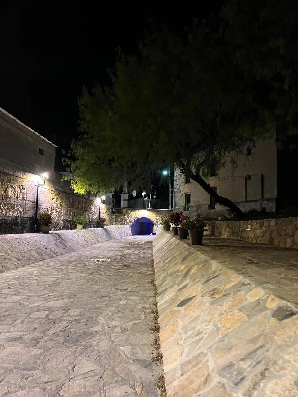 Arroyo San Juan iluminado de noche