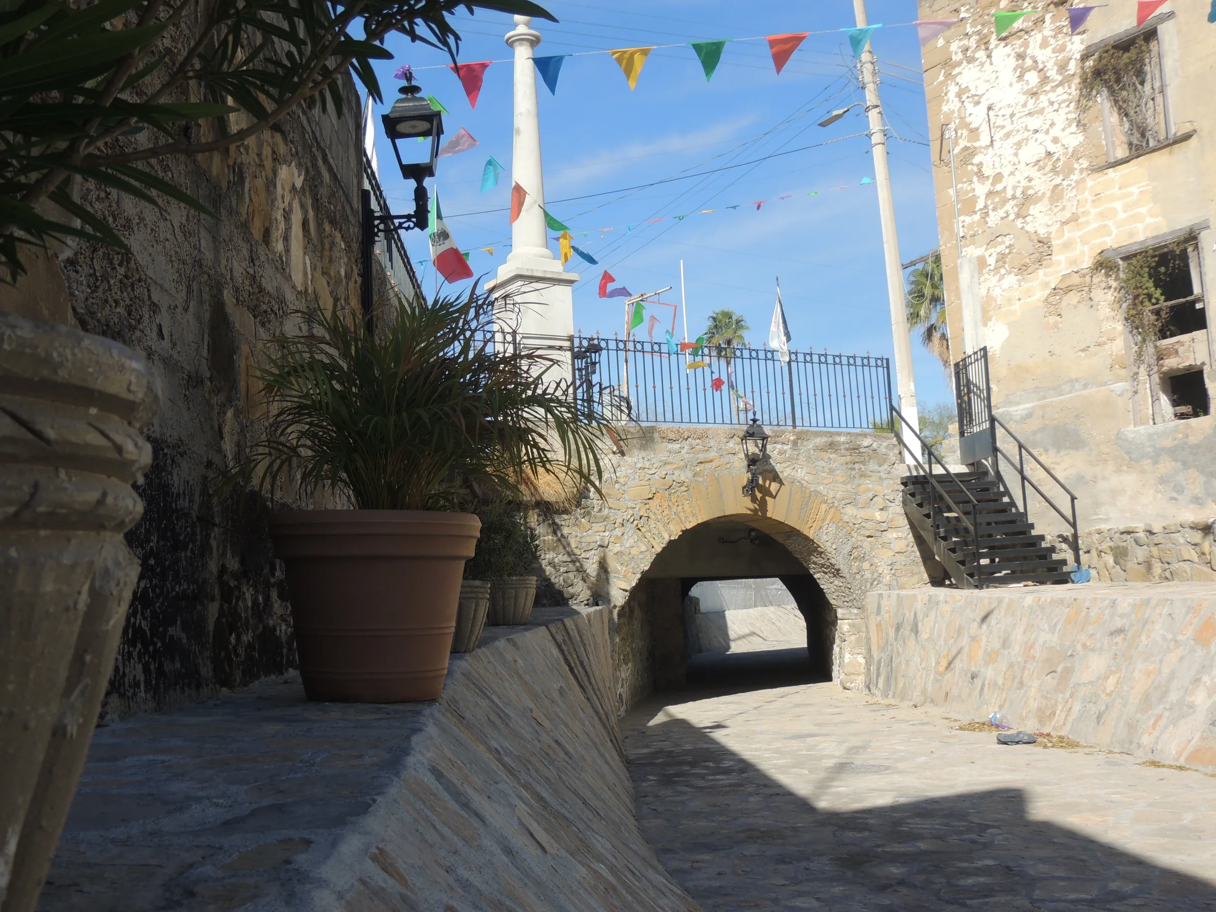 Obelisco, herrería y orgullo del barrio