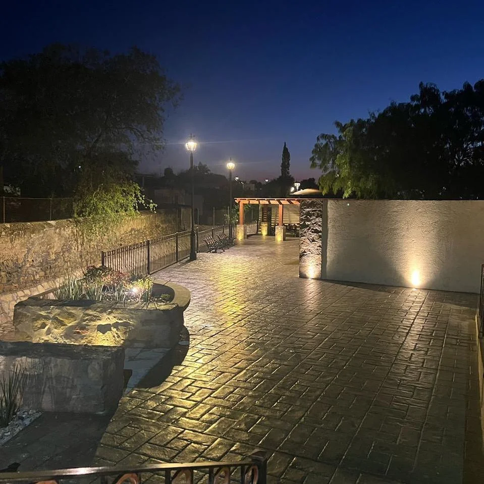 Plazoleta nocturna en el Arroyo San Juan