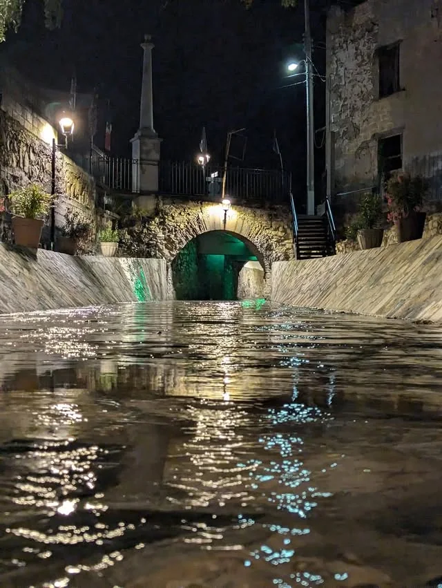 Puente nocturno con reflejos en el Arroyo San Juan