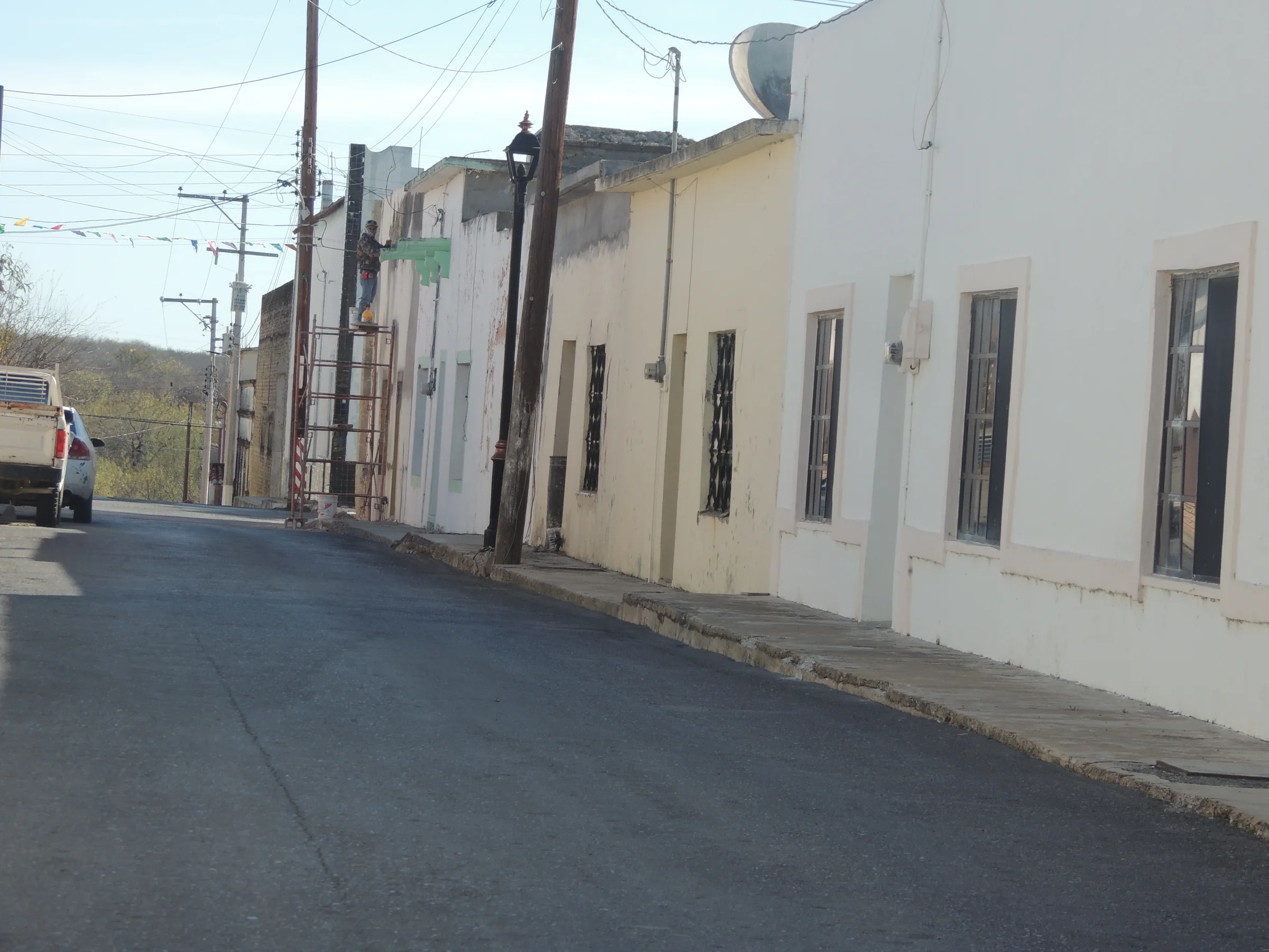 Calle con fachadas blancas en Ciudad Mier