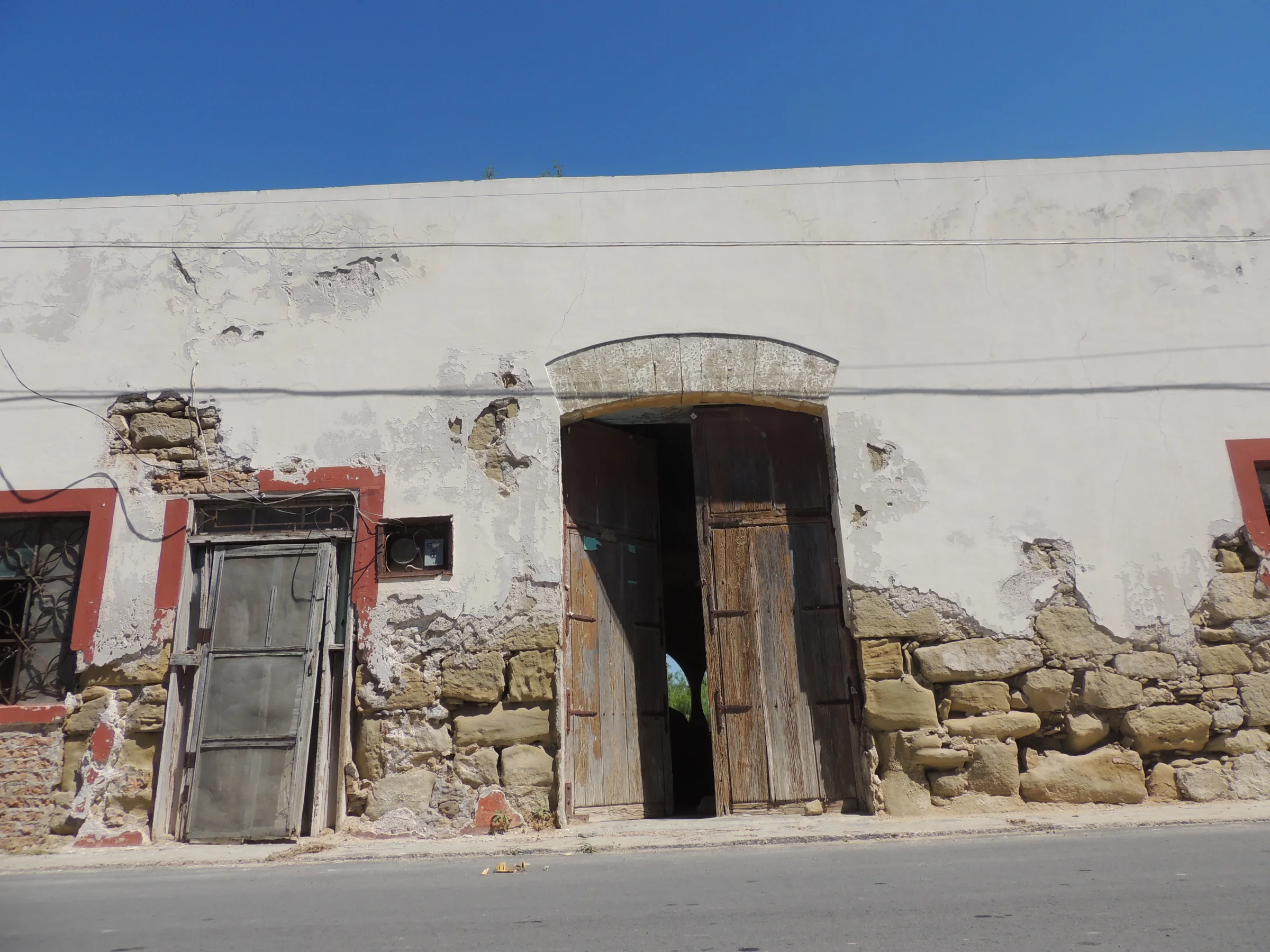 Fachada de adobe y piedra en Ciudad Mier