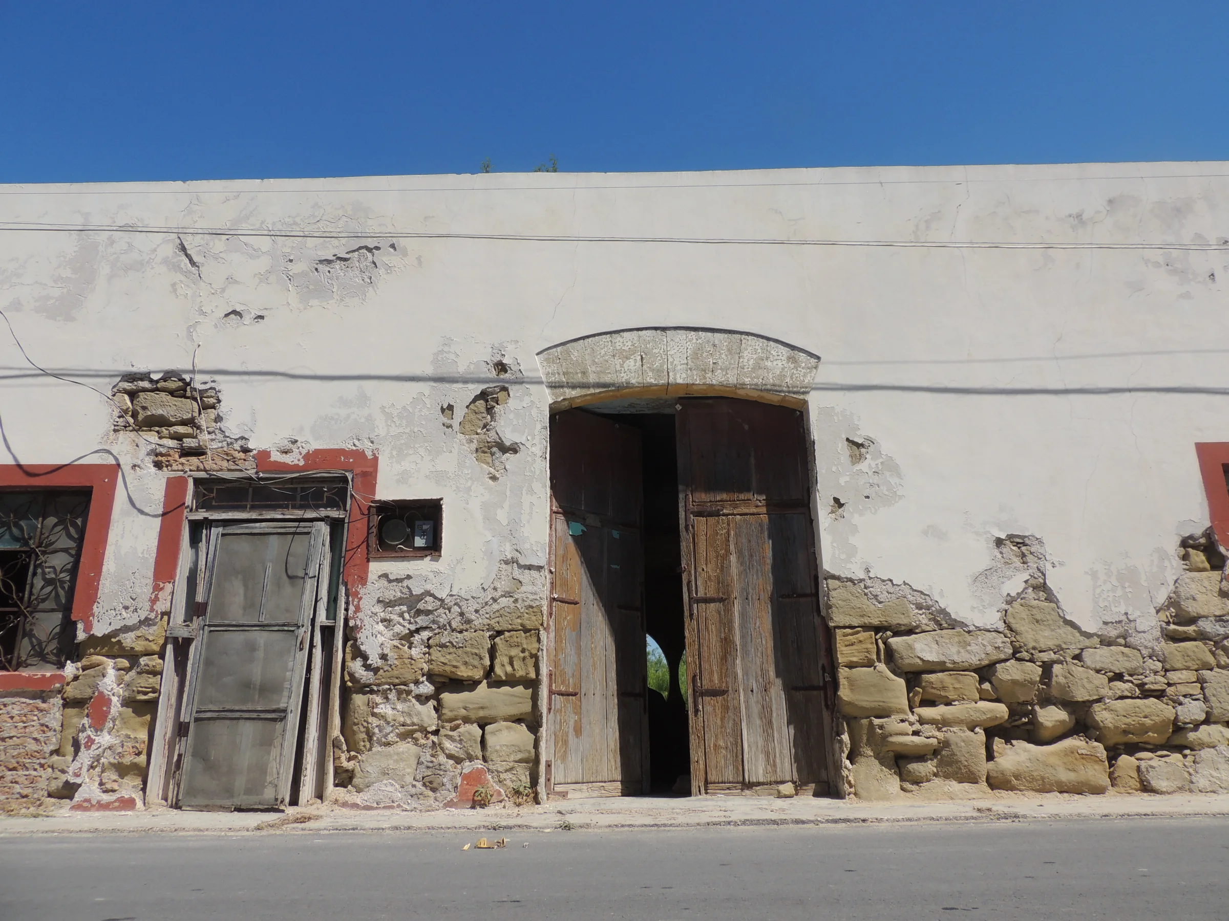 Fachada de adobe y piedra en Ciudad Mier