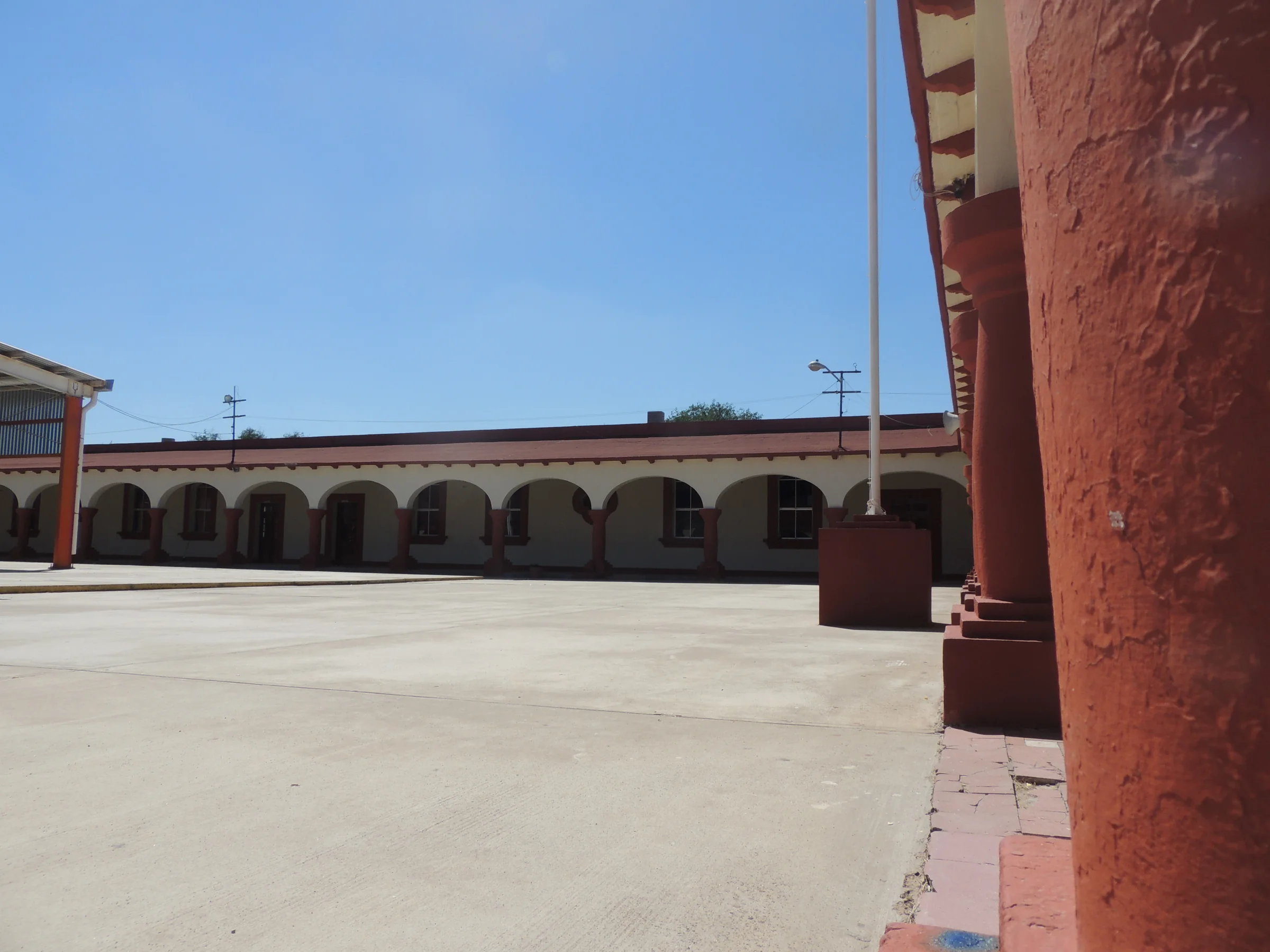 Arquitectura de calles y plazas contiguas